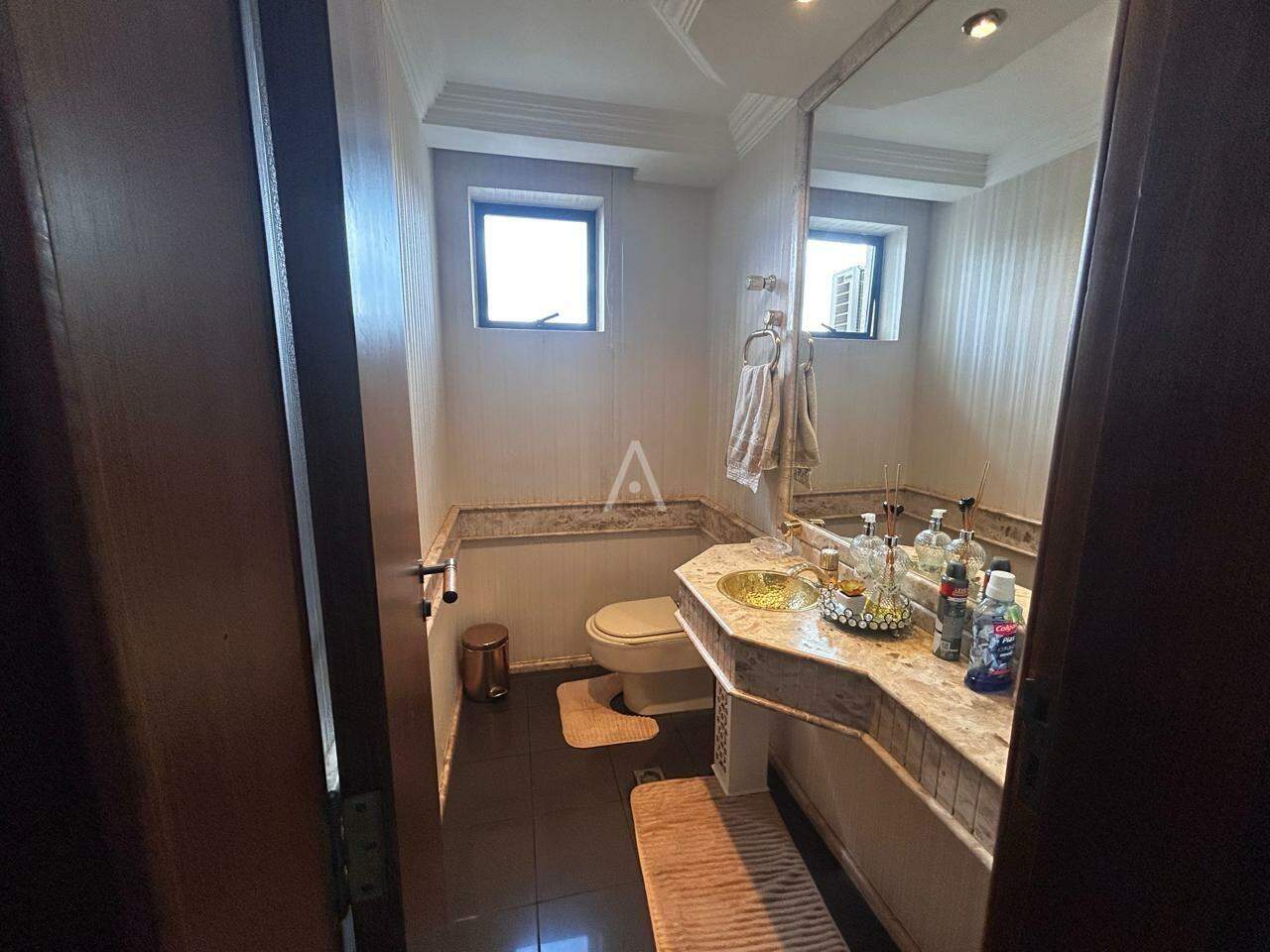 Apartamento para à venda no Bairro COQUEIRAL em CASCAVEL: banheiro social 