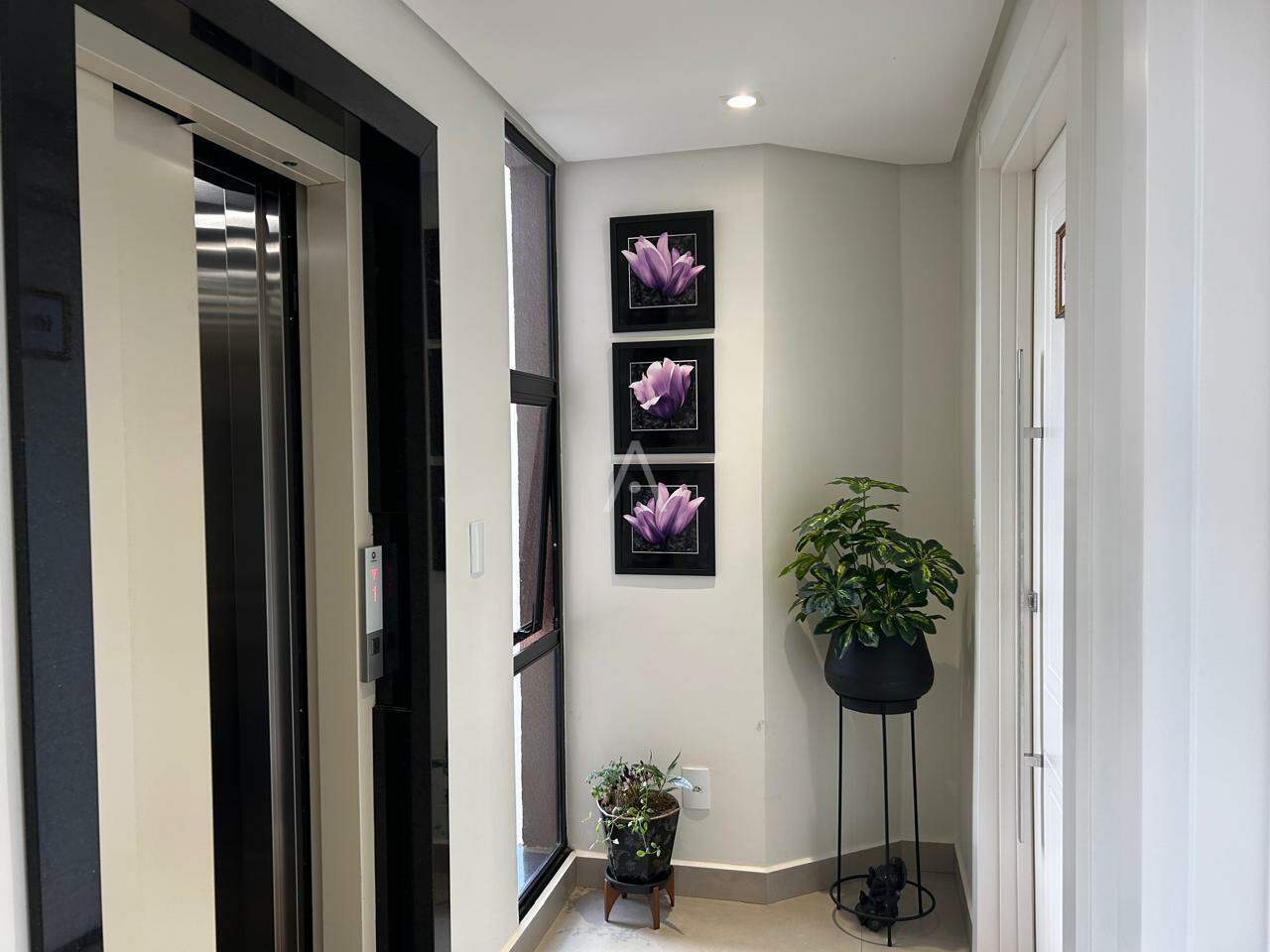 Apartamento para à venda no Bairro COQUEIRAL em CASCAVEL: hall