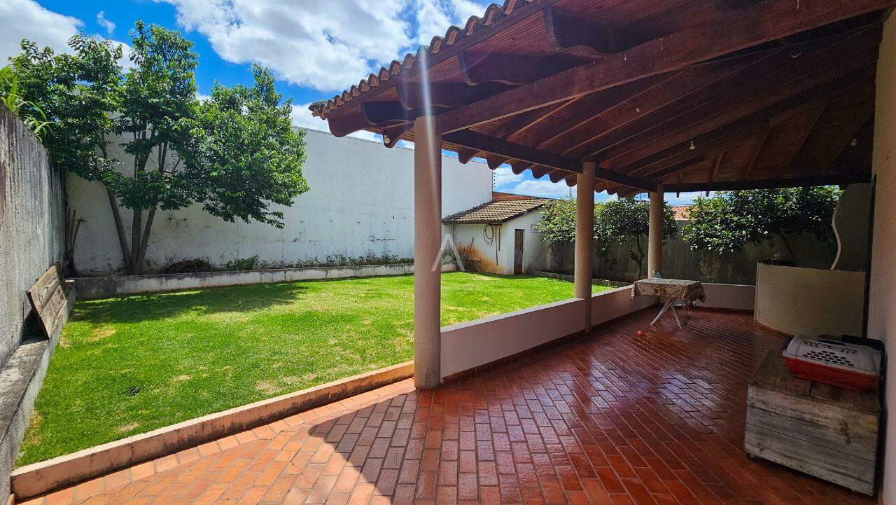 Casa Residencial para à venda no Bairro UNIVERSITARIO em CASCAVEL: 