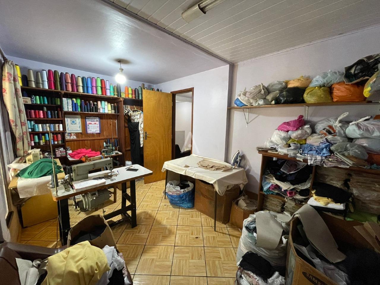 Casa Residencial para à venda no Bairro PERIOLO em CASCAVEL: 