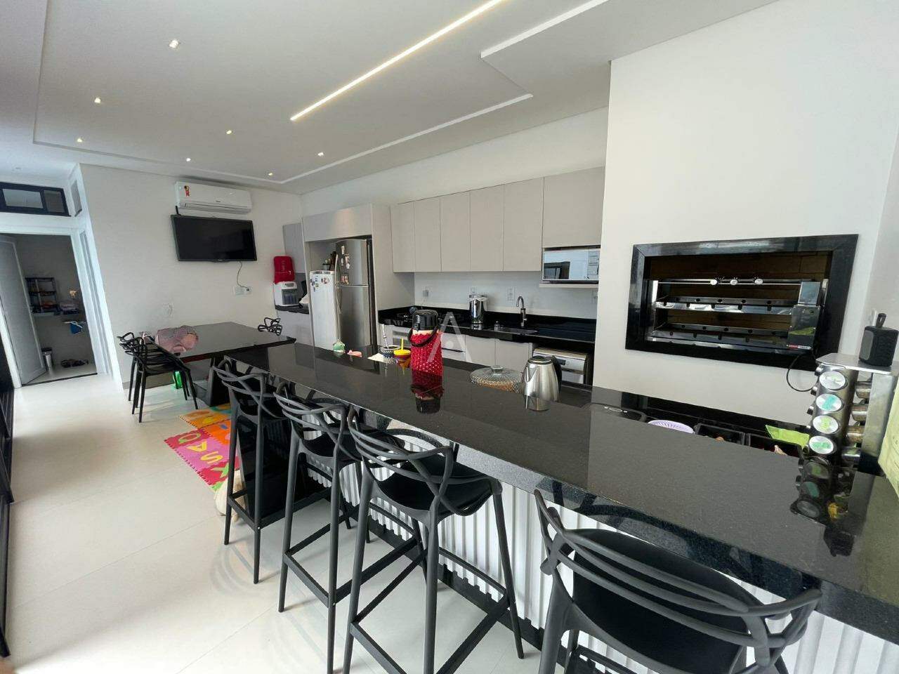 Casa Residencial para à venda no Bairro UNIVERSITARIO em CASCAVEL: 