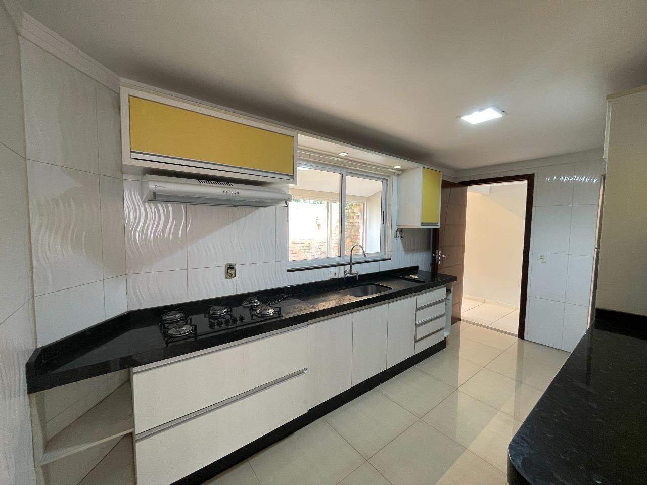 Sobrado para à venda no Bairro Pioneiros Catarinenses em CASCAVEL: Cozinha