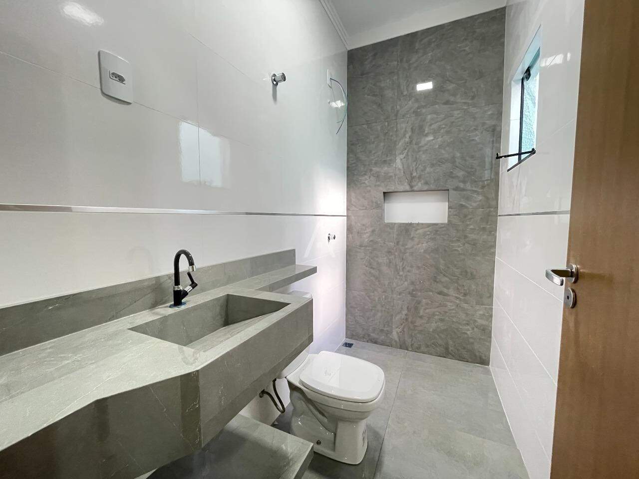Casa Residencial para à venda no Bairro SANTA FELICIDADE em CASCAVEL: bwc Suite