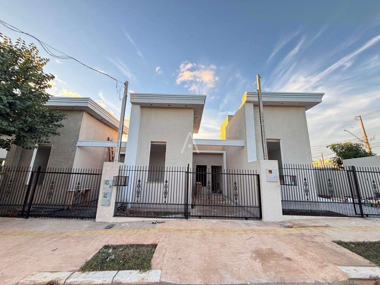 Casa Residencial para à venda no Bairro JARDIM COOPAGRO em TOLEDO: 
