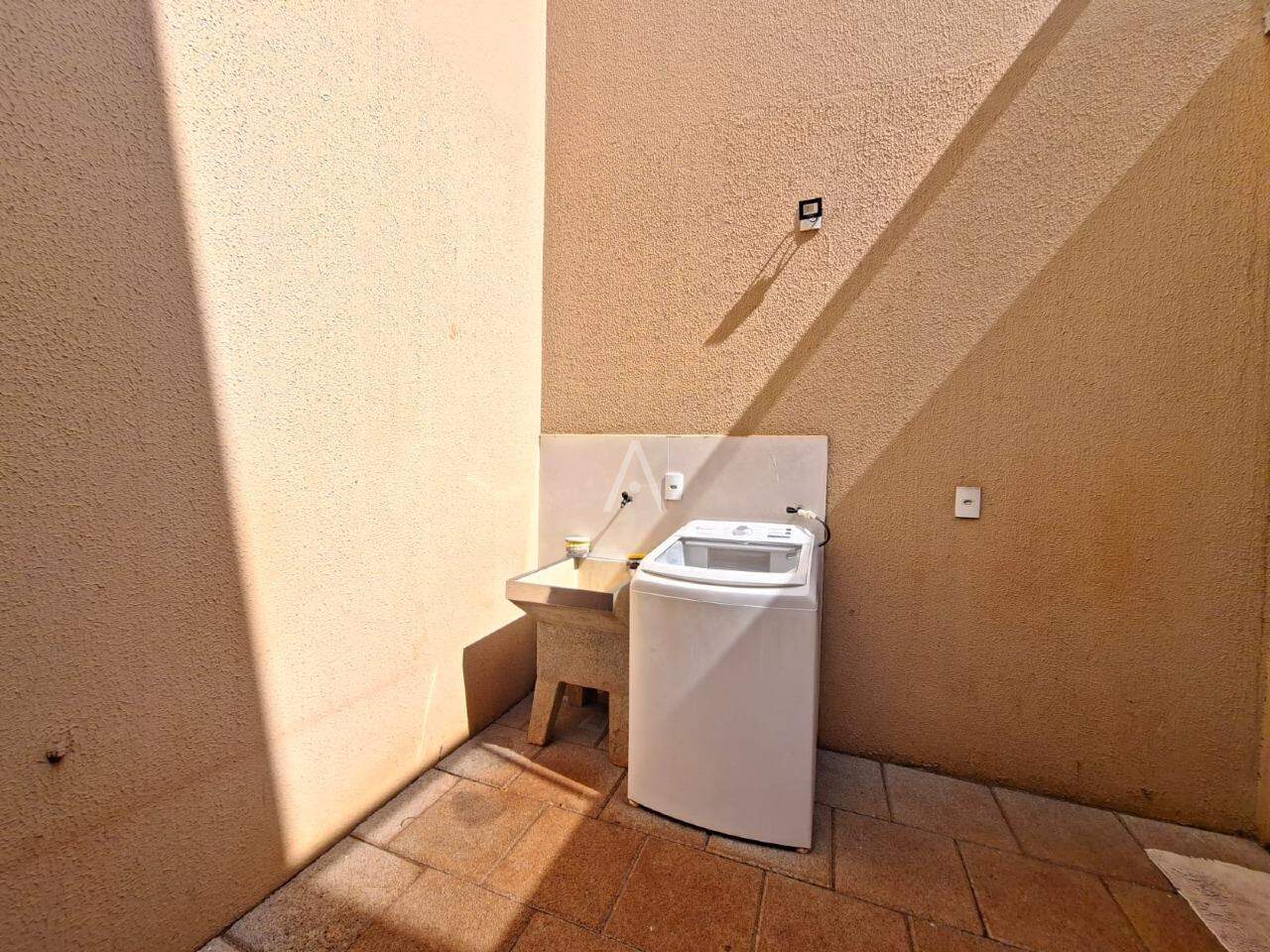 Casa Residencial para para aluguel no Bairro UNIVERSITARIO em CASCAVEL: Área de serviço