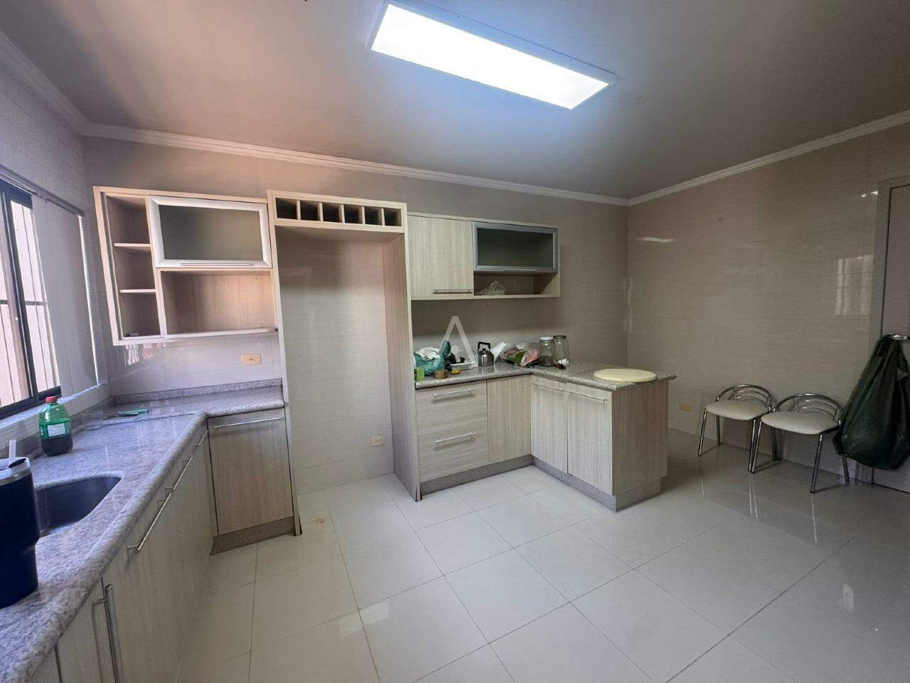 Sobrado para para aluguel no Bairro NEVA em CASCAVEL: 