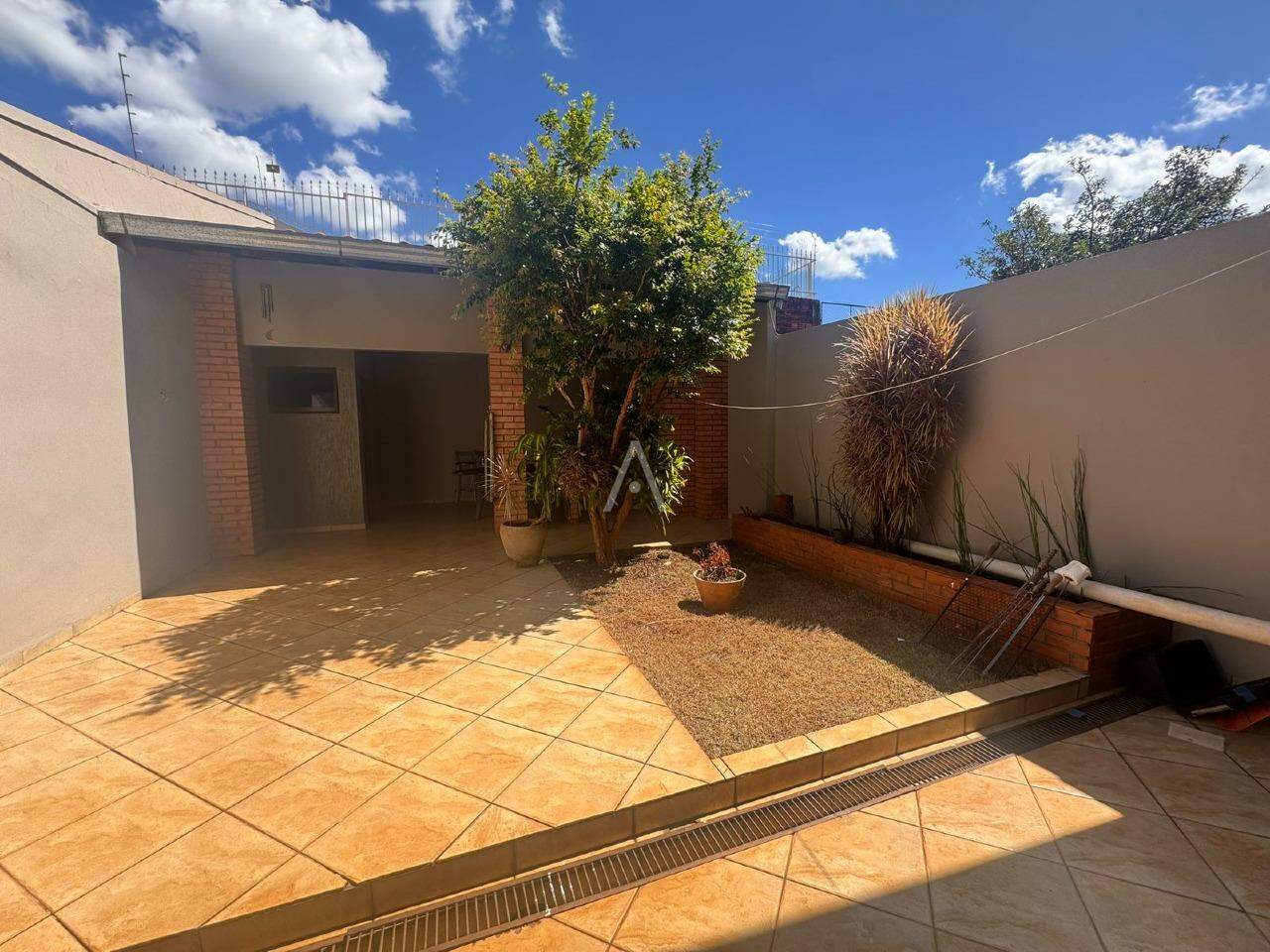 Sobrado para para aluguel no Bairro NEVA em CASCAVEL: 