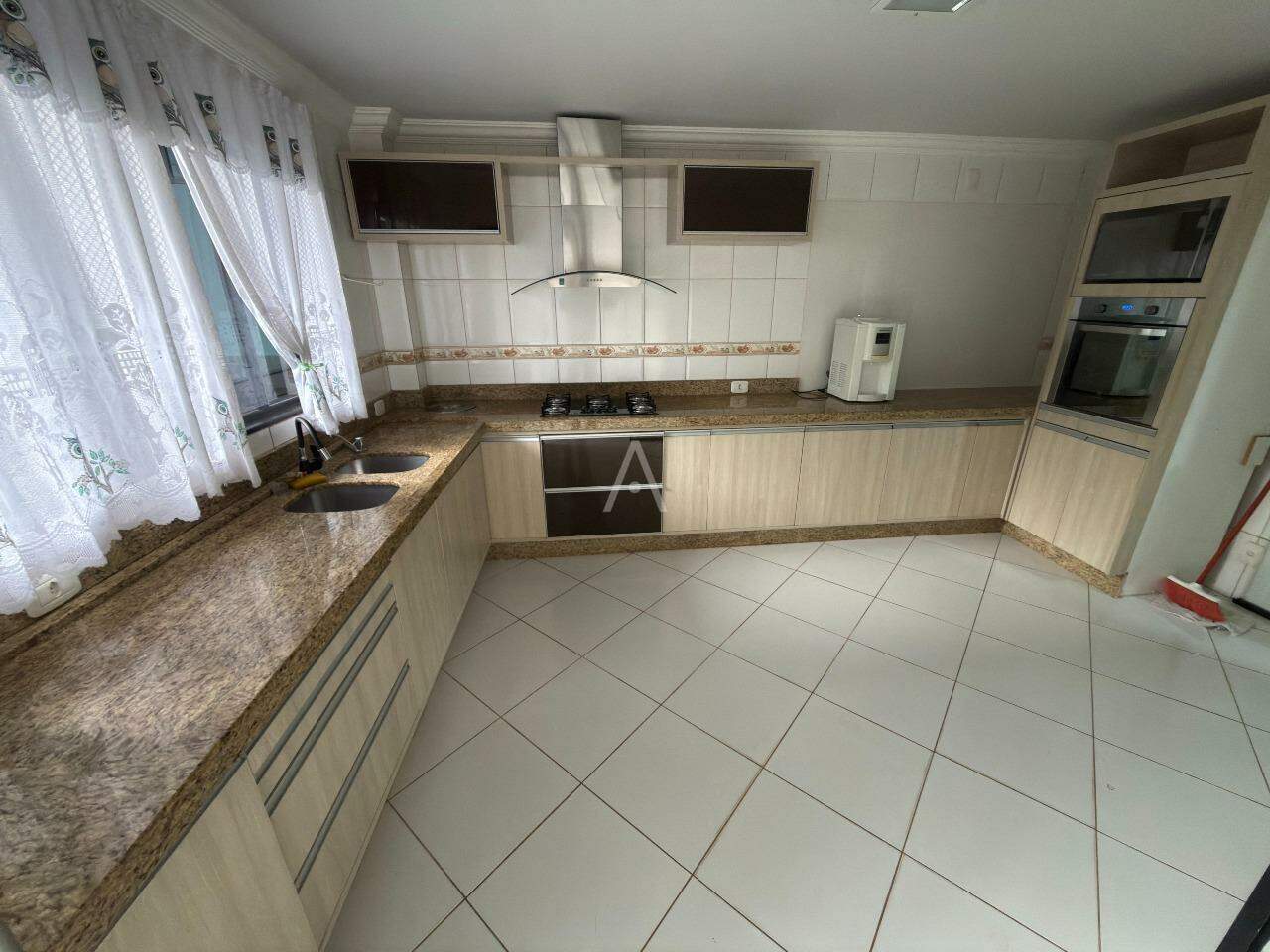 Sobrado para para aluguel no Bairro SANTA CRUZ em CASCAVEL: 