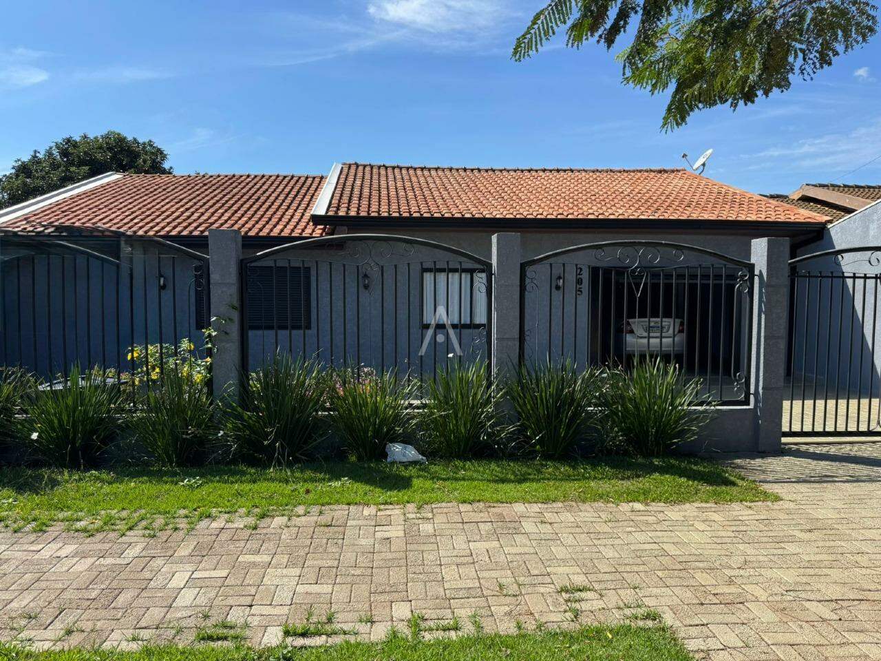 Casa Residencial para à venda no Bairro UNIVERSITARIO em CASCAVEL: 