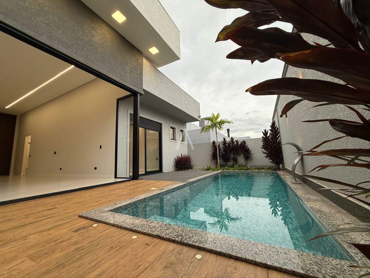 Casa Residencial para à venda no Bairro RECANTO TROPICAL em CASCAVEL: 