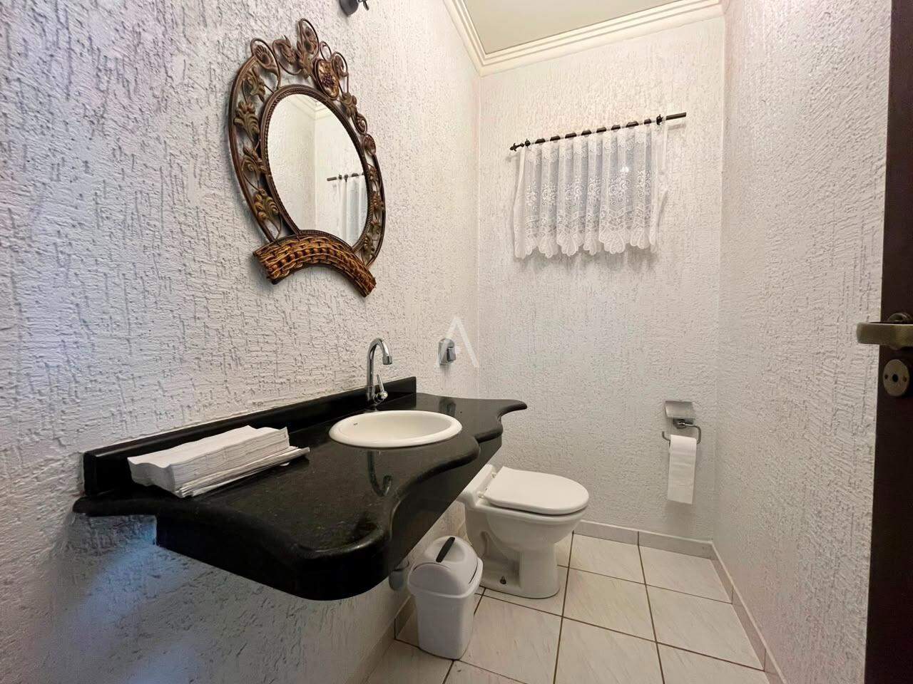 Sobrado para para aluguel no Bairro JARDIM LA SALLE em TOLEDO: Lavabo Térreo