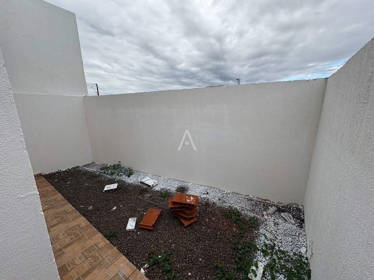 Casa Residencial para à venda no Bairro ESMERALDA em CASCAVEL: sobra de terreno fundos