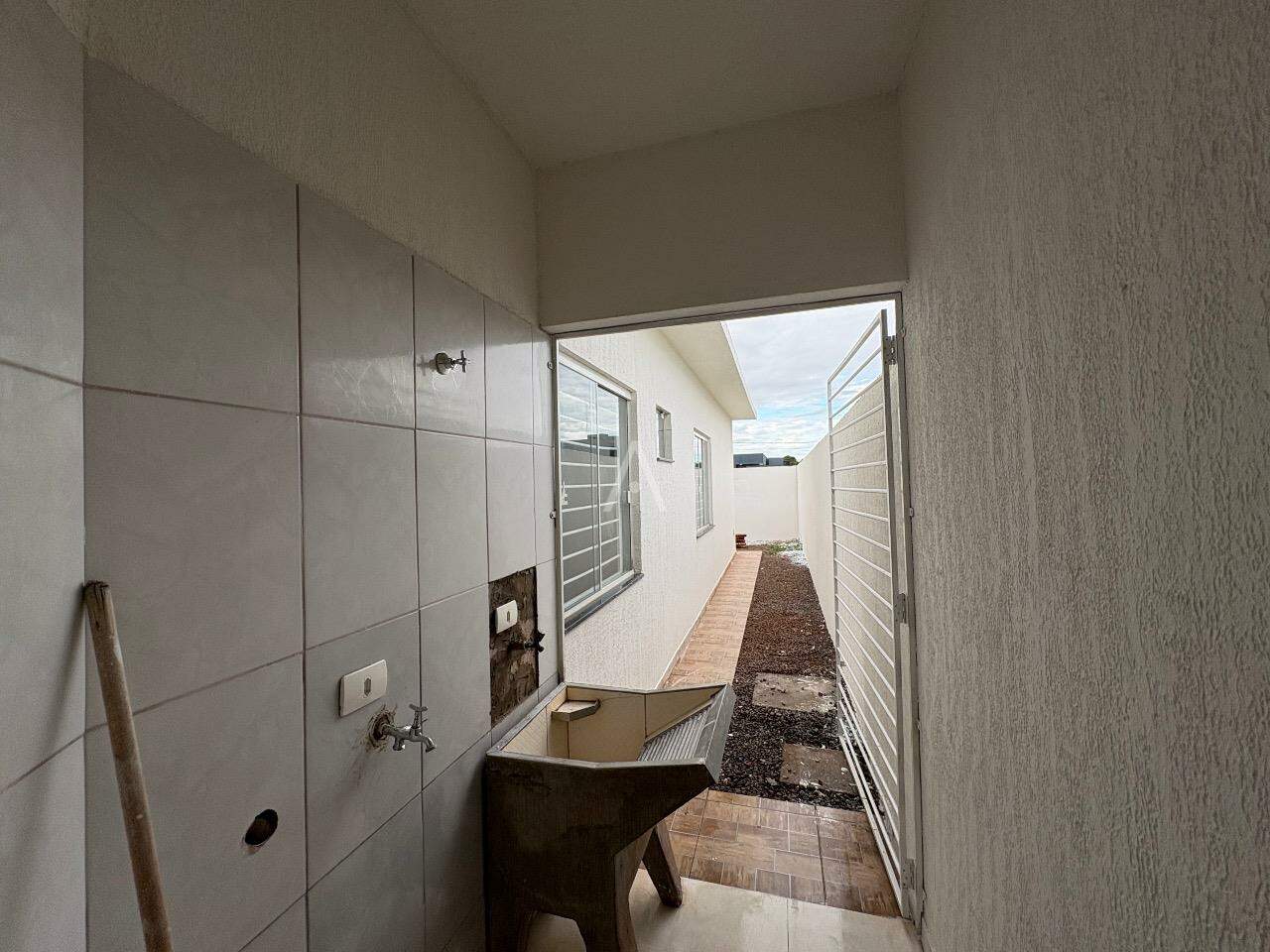 Casa Residencial para à venda no Bairro ESMERALDA em CASCAVEL: área de serviço
