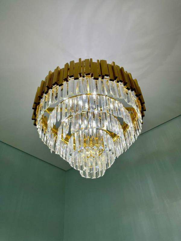 Sobrado para para aluguel no Bairro VILA INDUSTRIAL em TOLEDO: Lustre escada