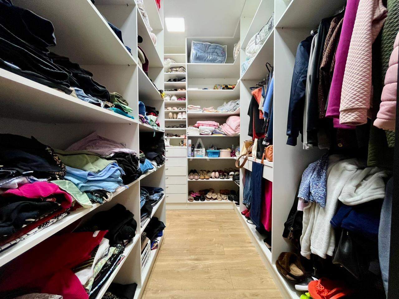 Sobrado para para aluguel no Bairro VILA INDUSTRIAL em TOLEDO: Closet suíte 1