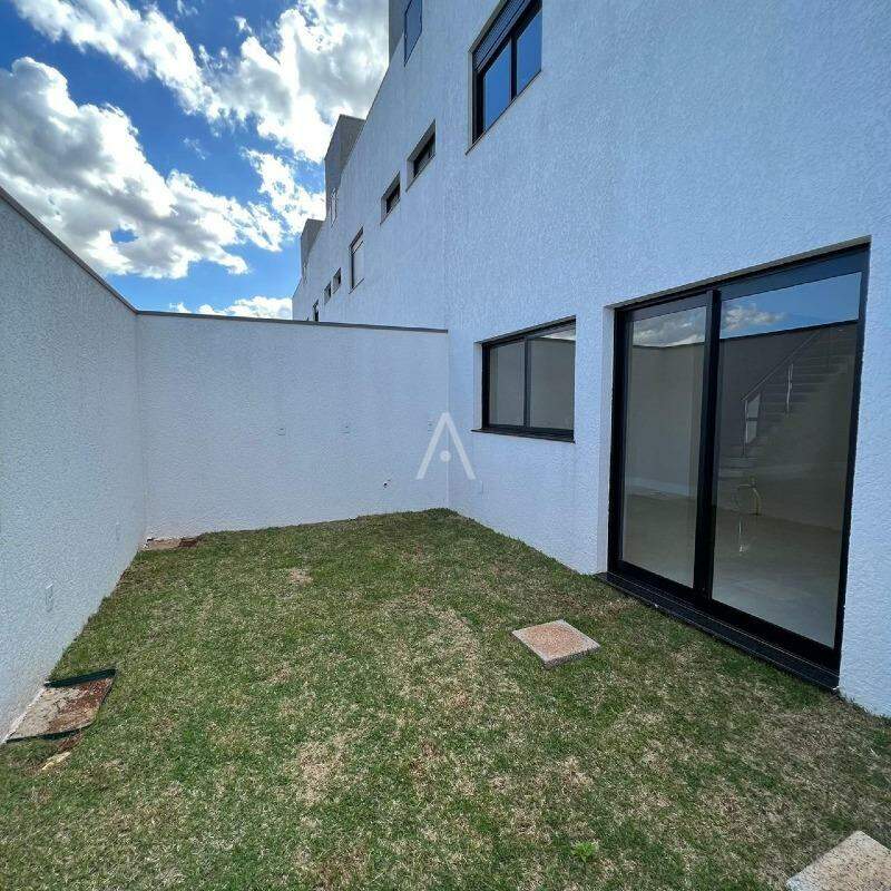Sobrado para à venda no Bairro RECANTO TROPICAL em CASCAVEL: 