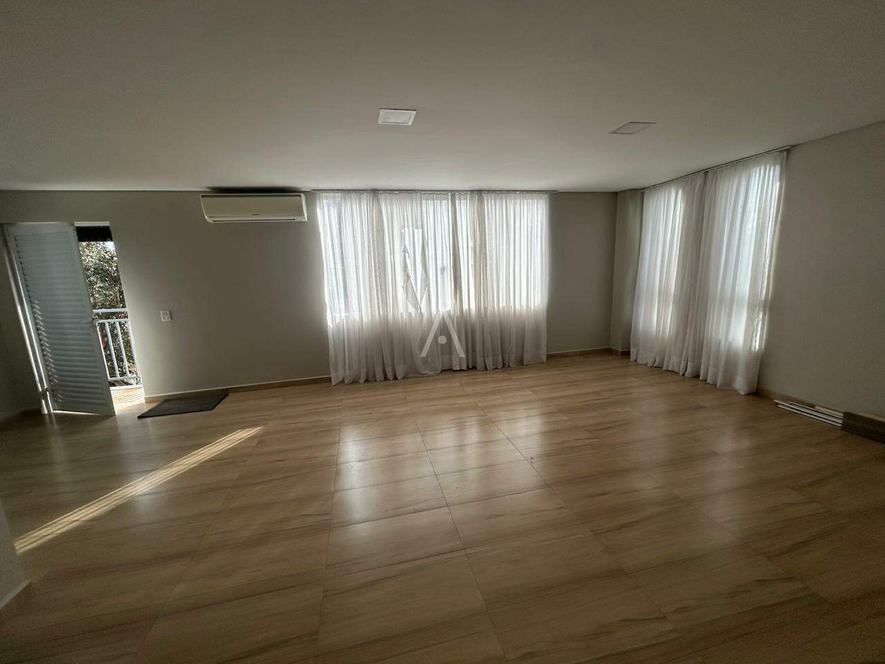 Casa Residencial para para aluguel no Bairro CENTRO em CASCAVEL: superior