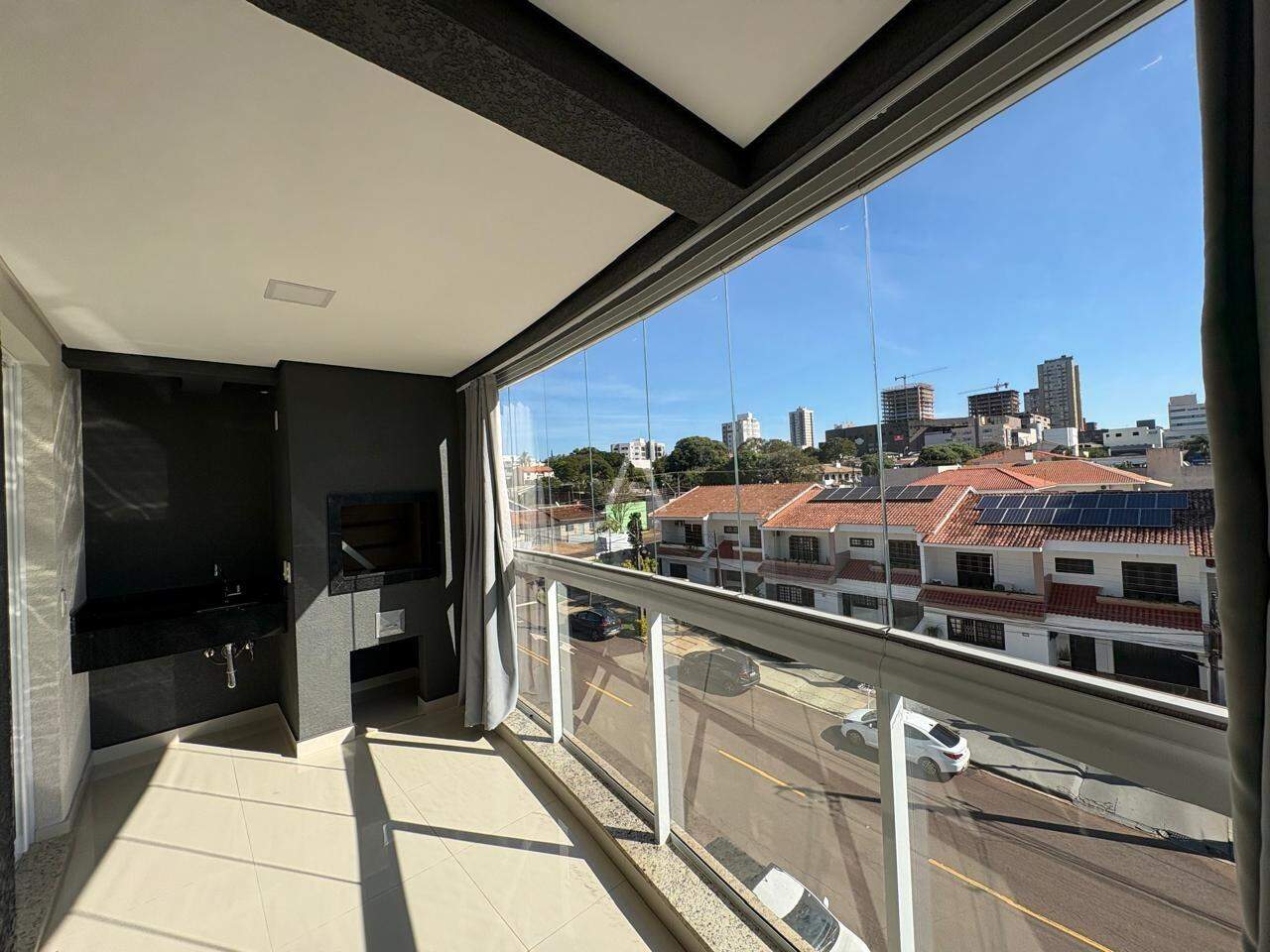 Apartamento para para aluguel no Bairro CENTRO em CASCAVEL: Sacada com churrasqueira