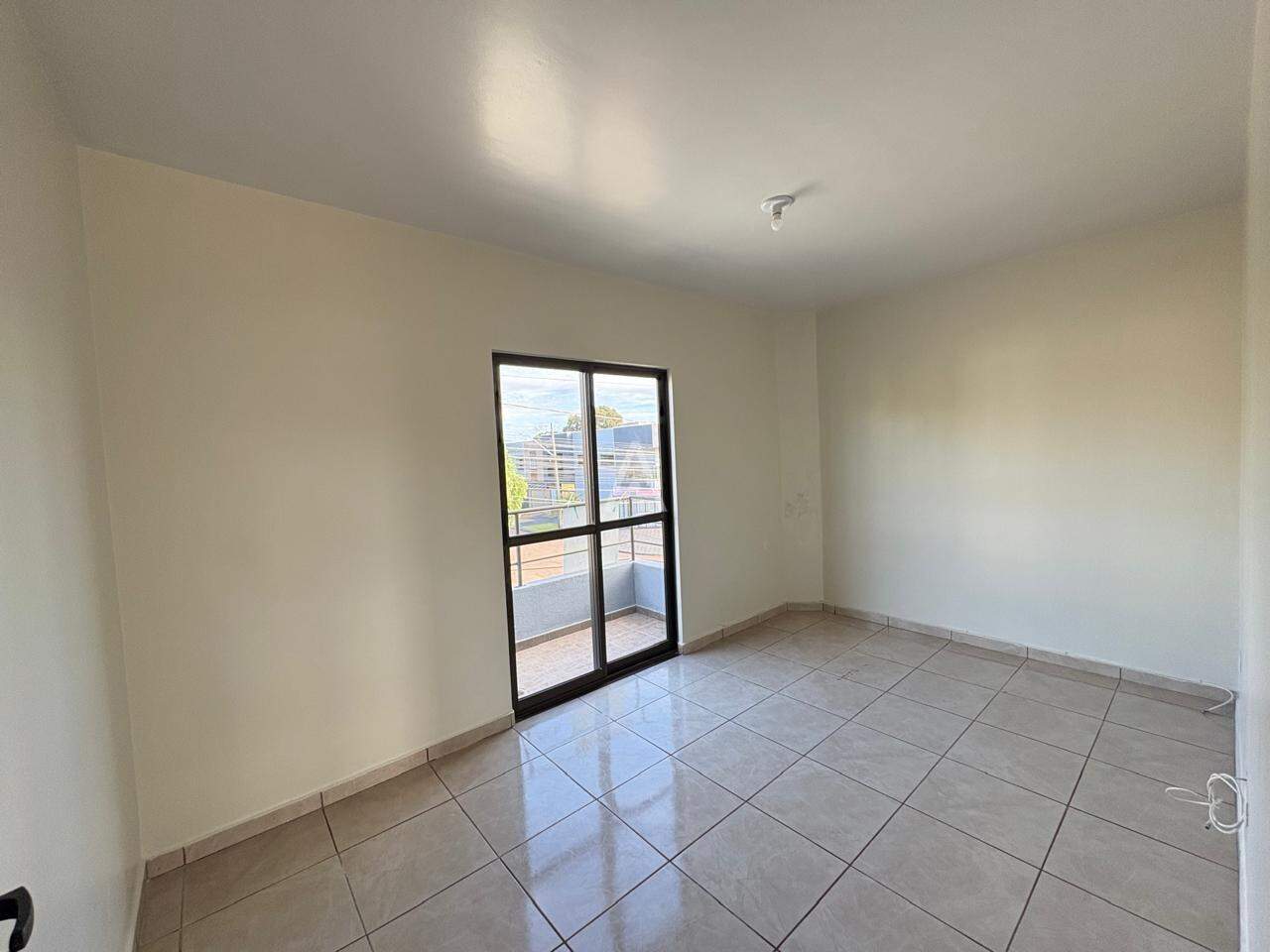 Apartamento para para aluguel no Bairro COQUEIRAL em CASCAVEL: Dormitório 1 com sacada