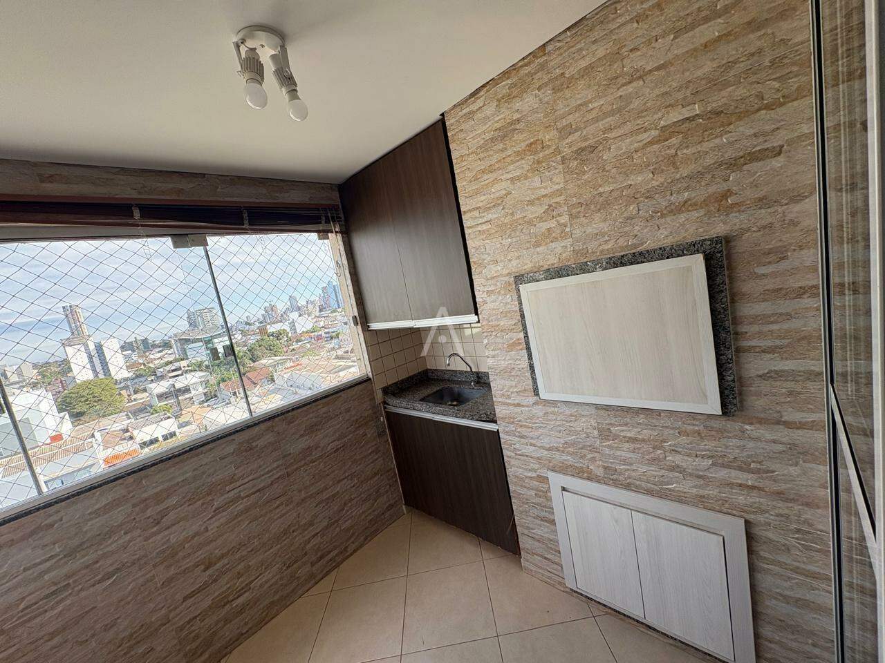 Apartamento para para aluguel no Bairro CENTRO em CASCAVEL: Sacada com churrasqueira
