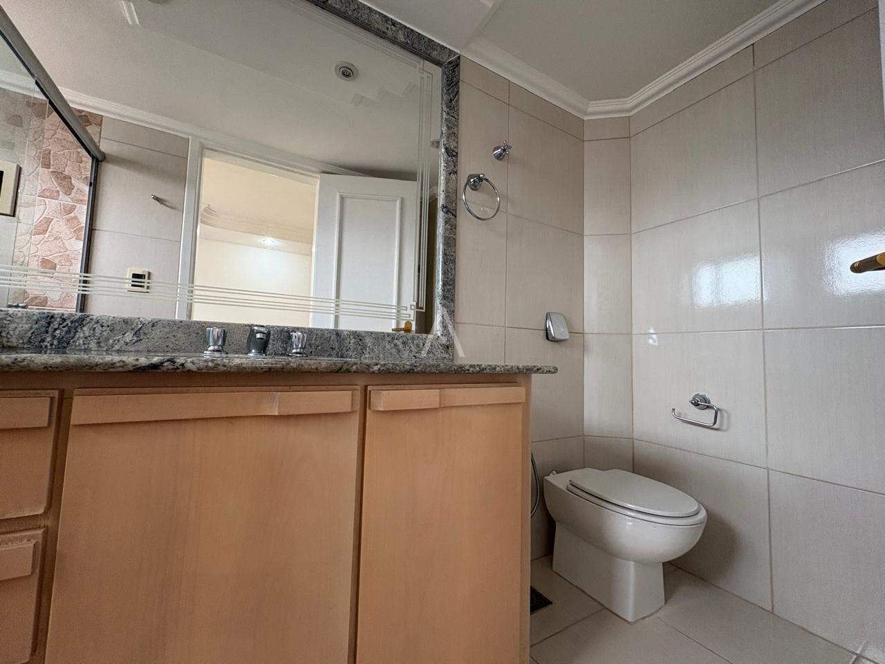 Apartamento para para aluguel no Bairro CENTRO em CASCAVEL: Bwc suite