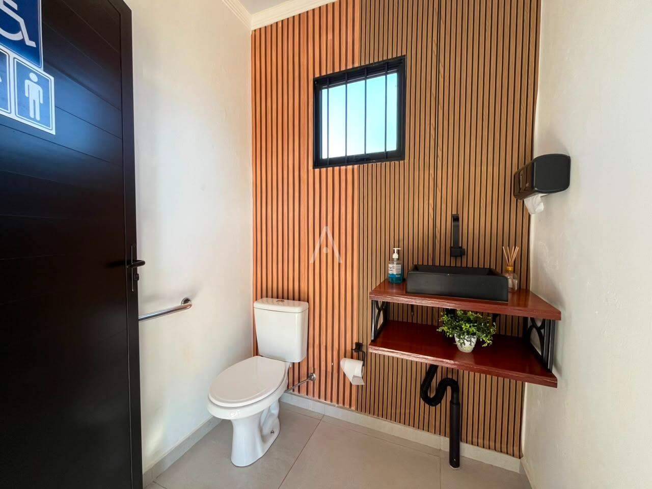 Barracão Comercial para para aluguel no Bairro Vila Pioneiro em TOLEDO: Banheiro Sala comercial