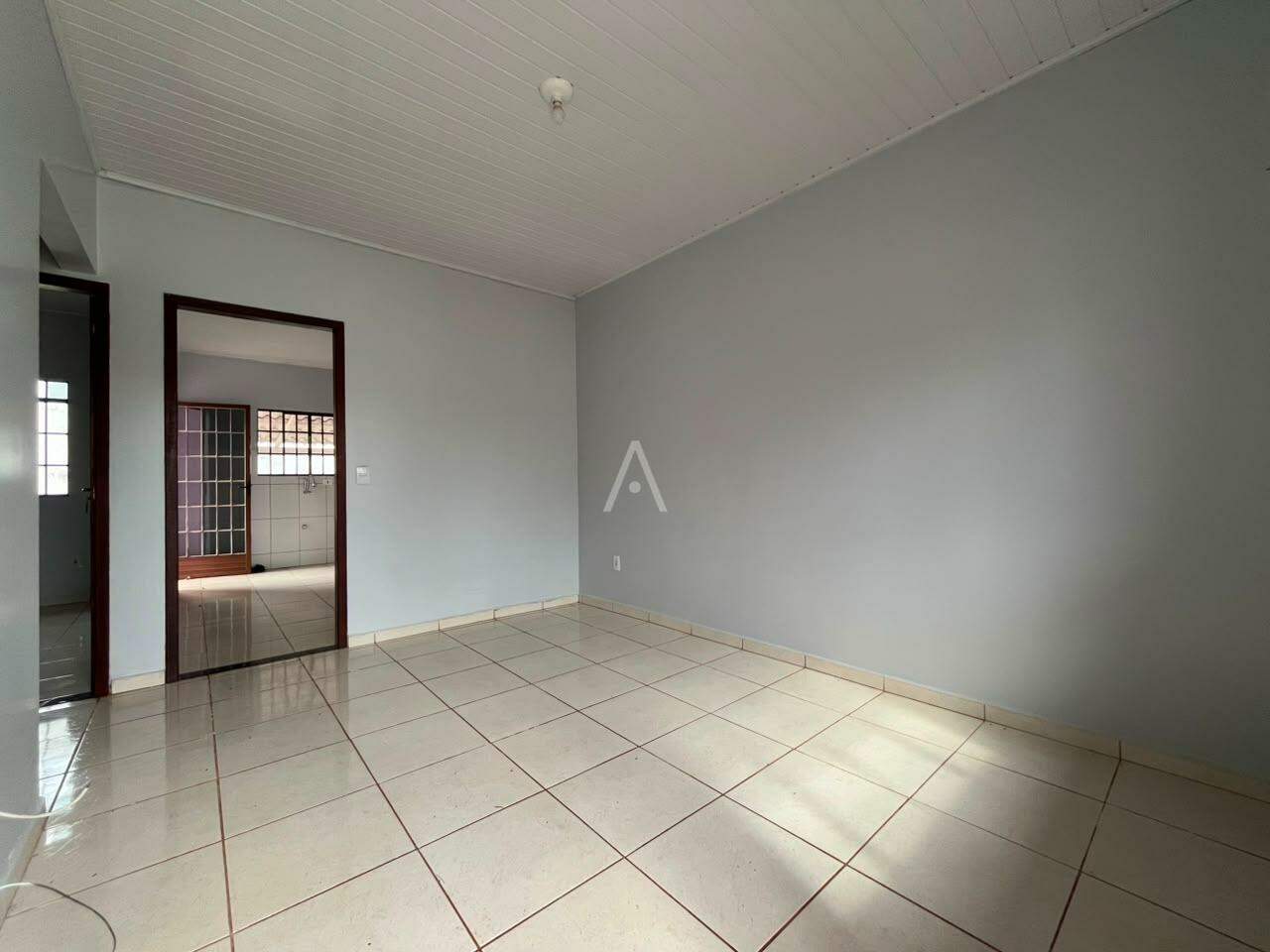 Casa Residencial para para aluguel no Bairro JARDIM COOPAGRO em TOLEDO: Sala de estar
