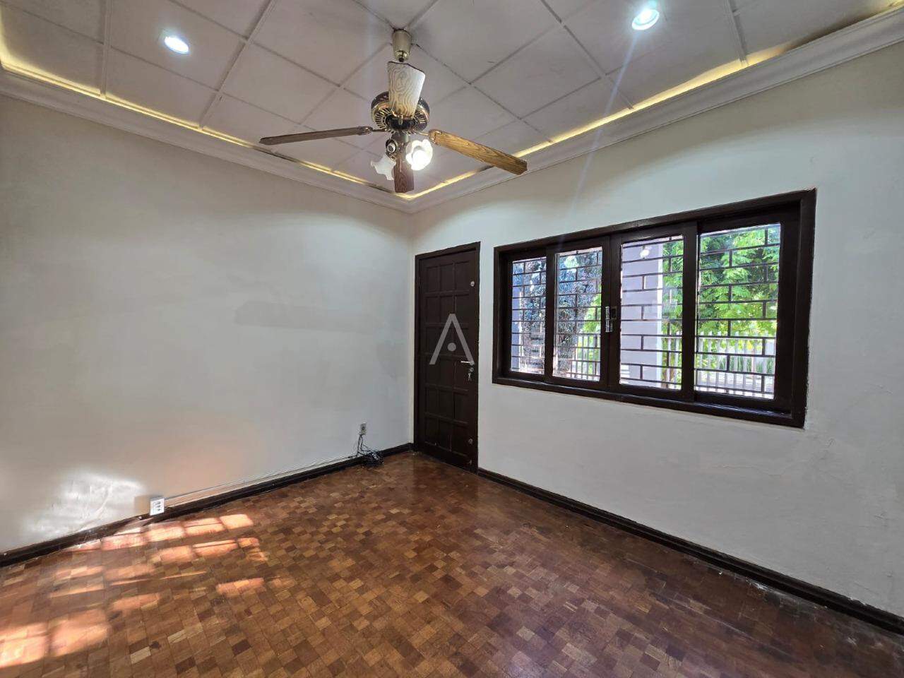 Casa Residencial para para aluguel no Bairro JARDIM LA SALLE em TOLEDO: SALA DE ESTAR