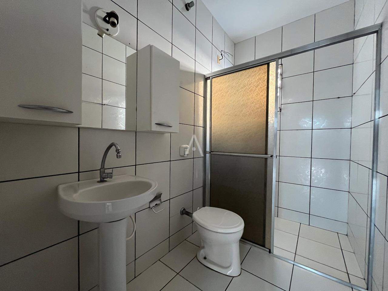 Apartamento para para aluguel no Bairro JARDIM PANORAMA em TOLEDO: Banheiro social