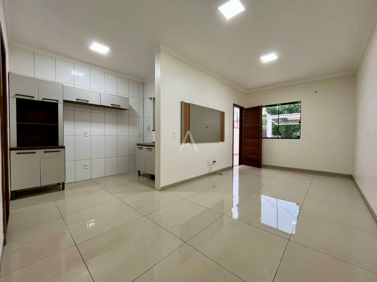 Casa Residencial para para aluguel no Bairro JARDIM COOPAGRO em TOLEDO: Sala de estar