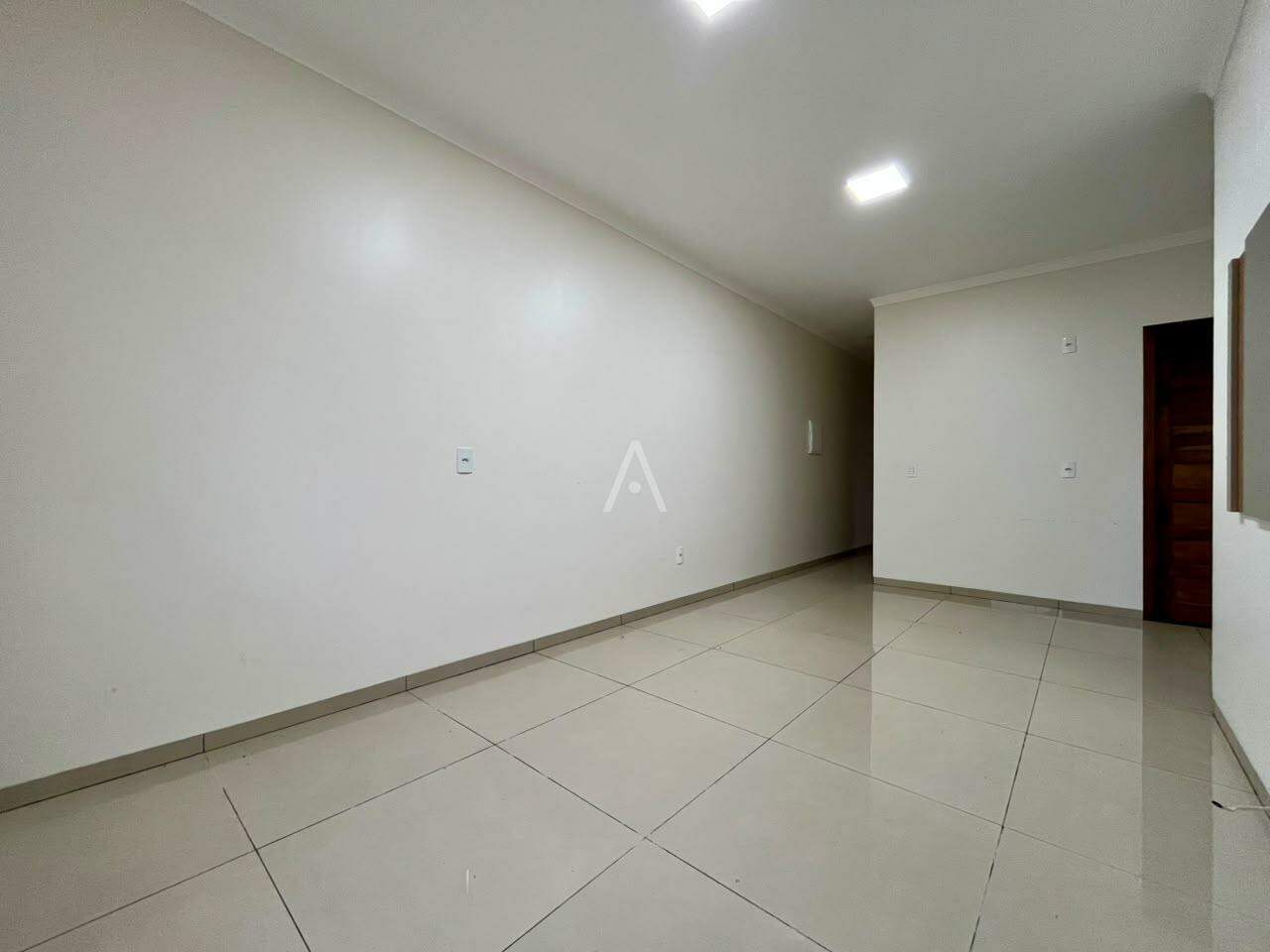 Casa Residencial para para aluguel no Bairro JARDIM COOPAGRO em TOLEDO: Sala de estar