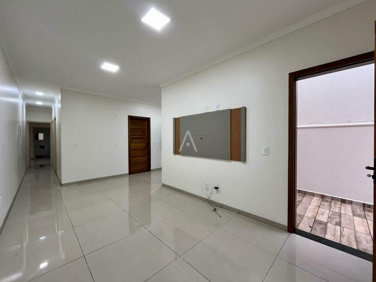 Casa Residencial para para aluguel no Bairro JARDIM COOPAGRO em TOLEDO: Sala de estar