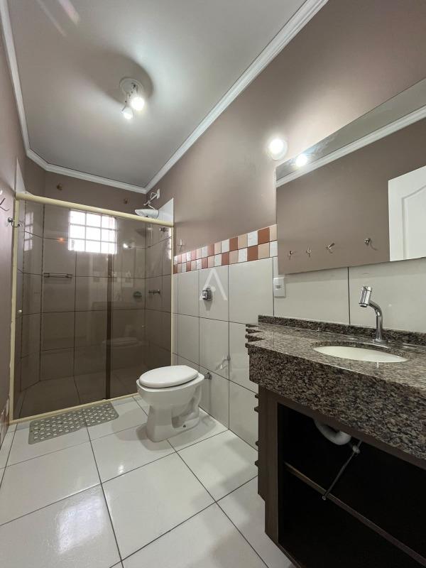 Casa Residencial para para aluguel no Bairro CENTRO em TOLEDO: Banheiro social