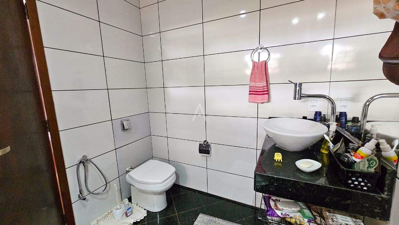 Casa Residencial para à venda no Bairro UNIVERSITARIO em CASCAVEL: 
