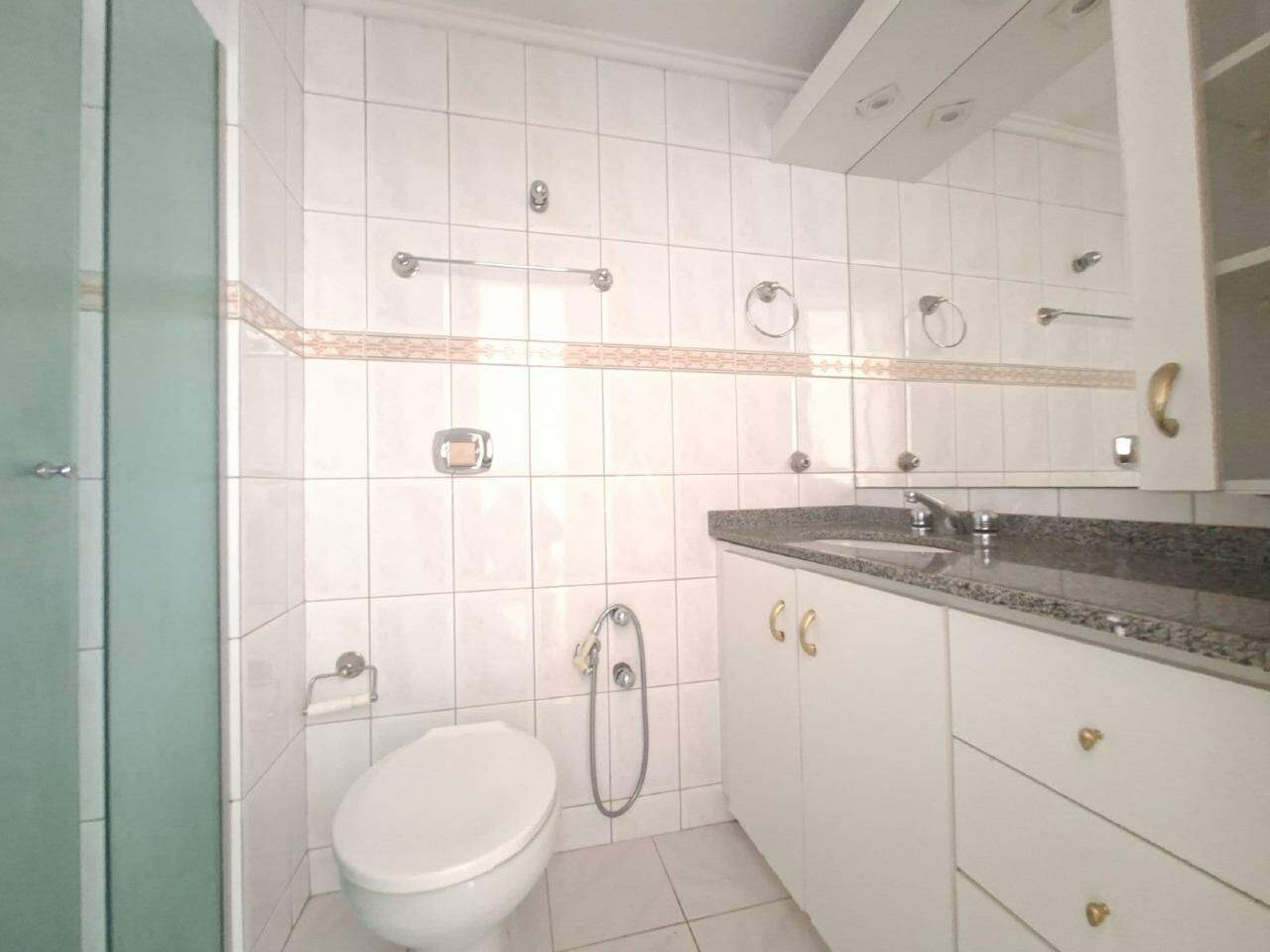 Apartamento para para aluguel no Bairro CENTRO em CASCAVEL: Bwc suíte