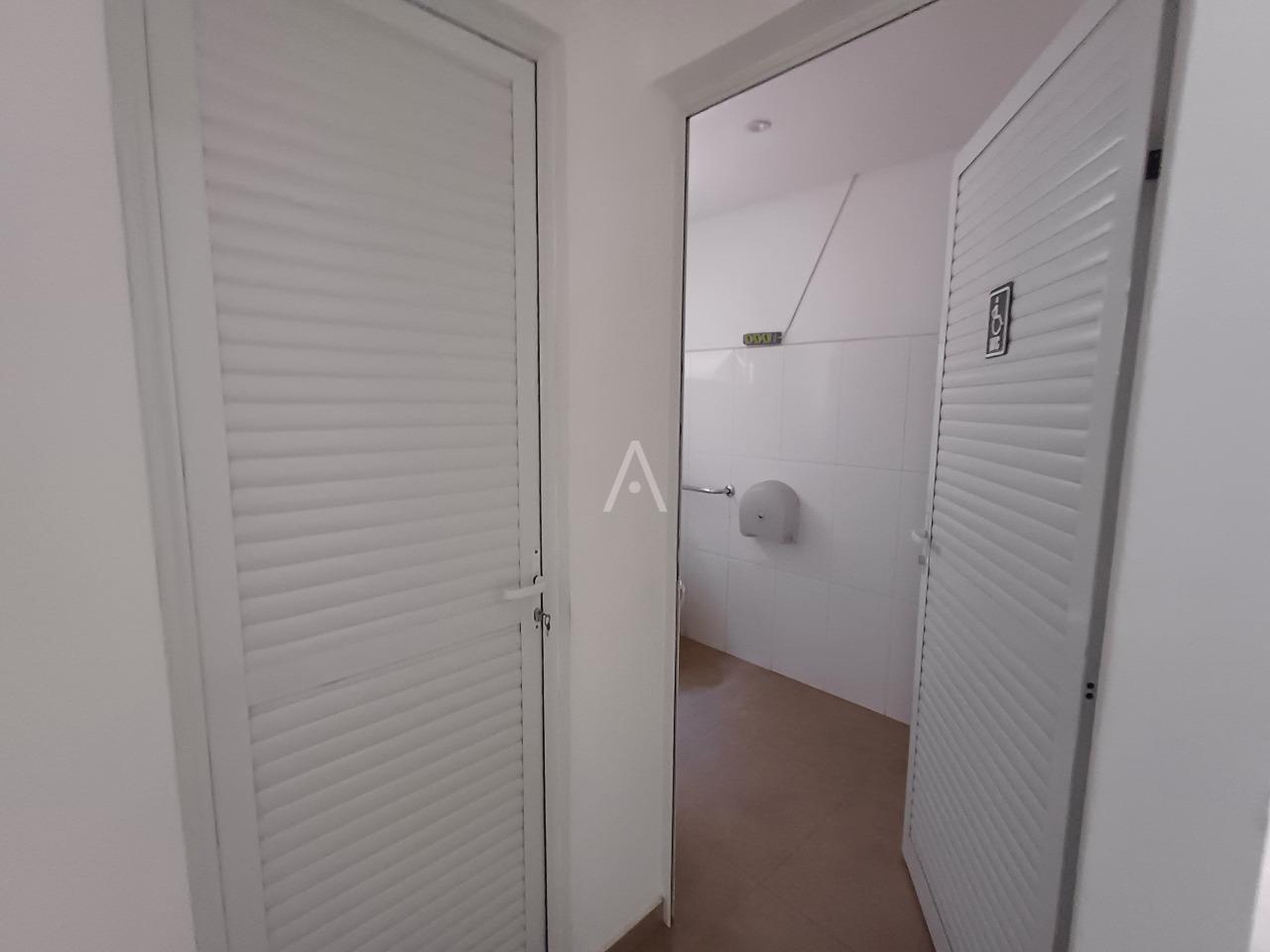 Sala Comercial para para aluguel no Bairro CENTRO em CASCAVEL: banheiro no condominio