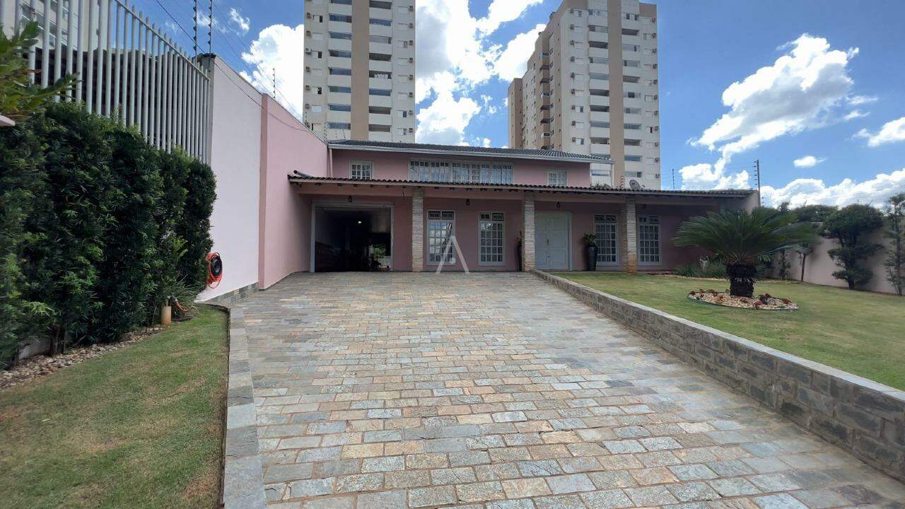 Sobrado para à venda no Bairro CENTRO em CASCAVEL: 