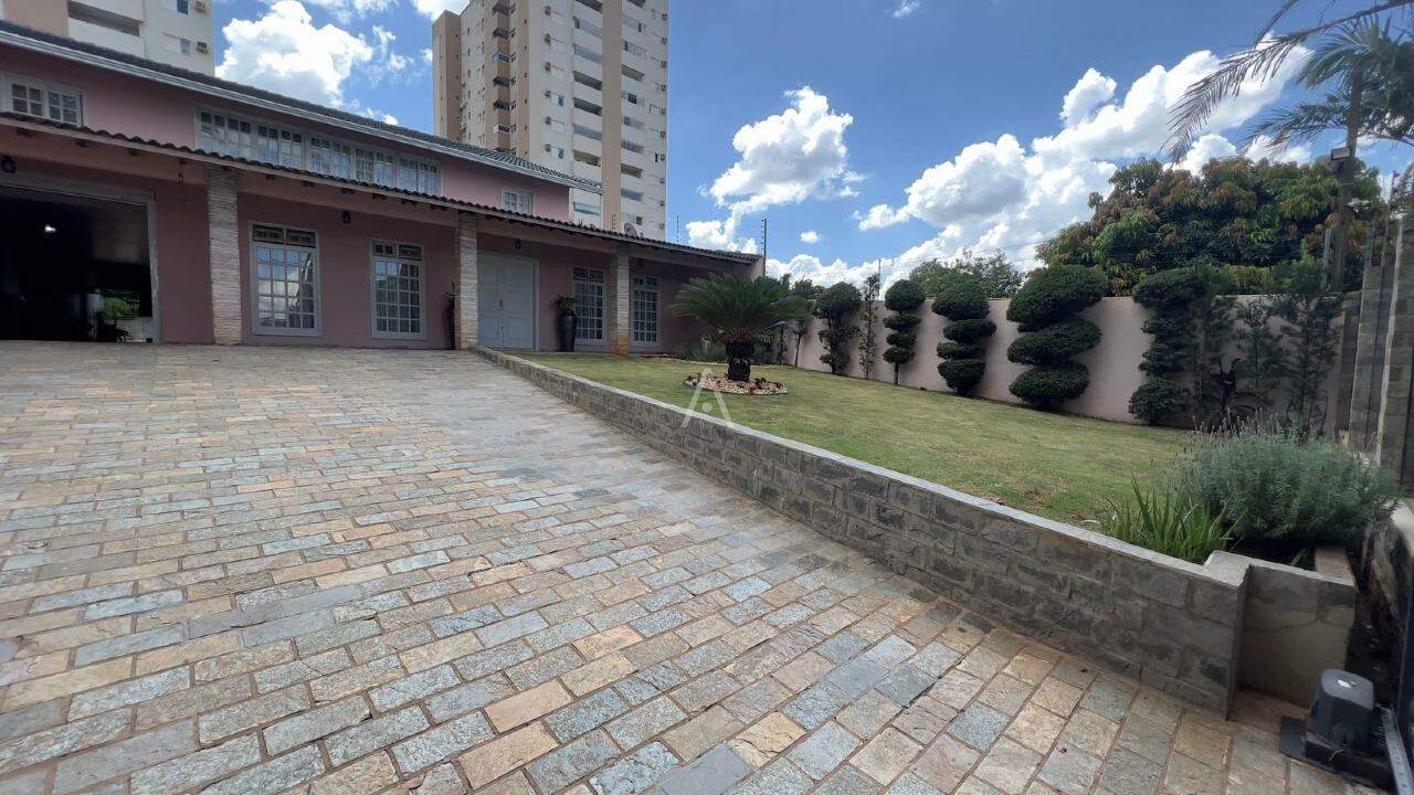 Sobrado para à venda no Bairro CENTRO em CASCAVEL: 