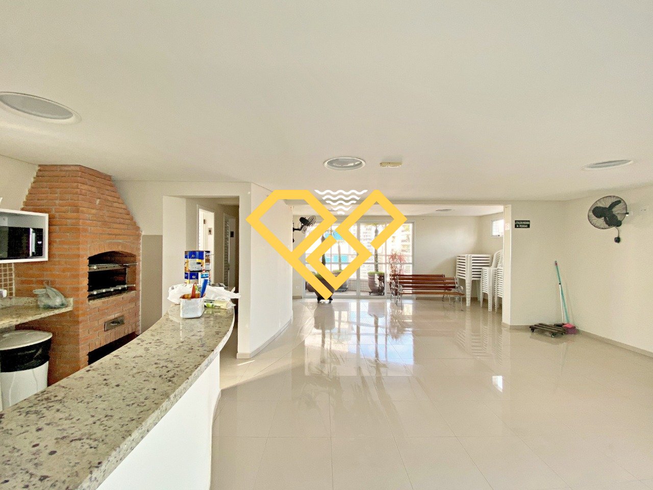 Salão de festas com churrasqueira