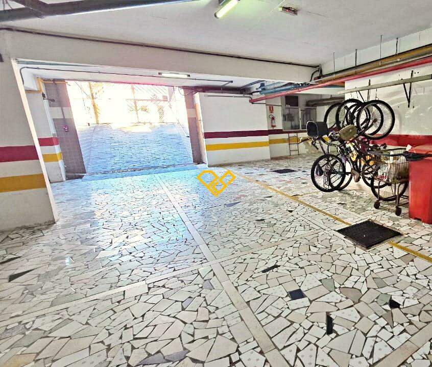 Bicicletário e garagem