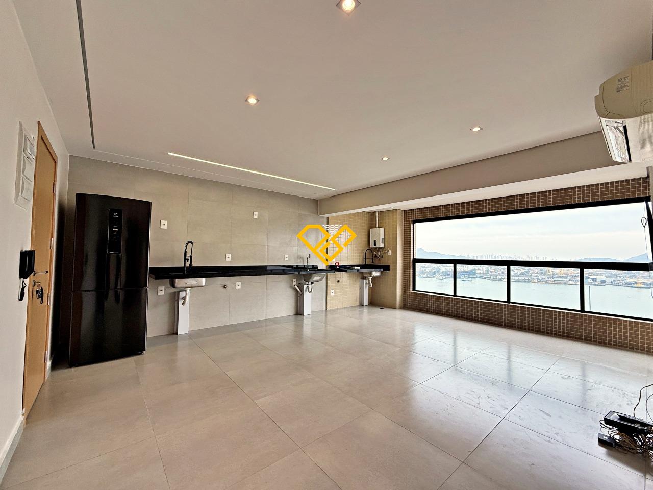 Apartamento à venda no Ponta da Praia: Sala, varanda e cozinha