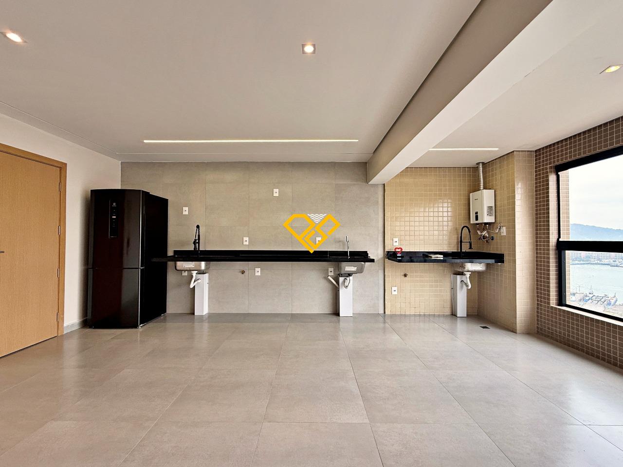 Apartamento à venda no Ponta da Praia: Sala, varanda e cozinha