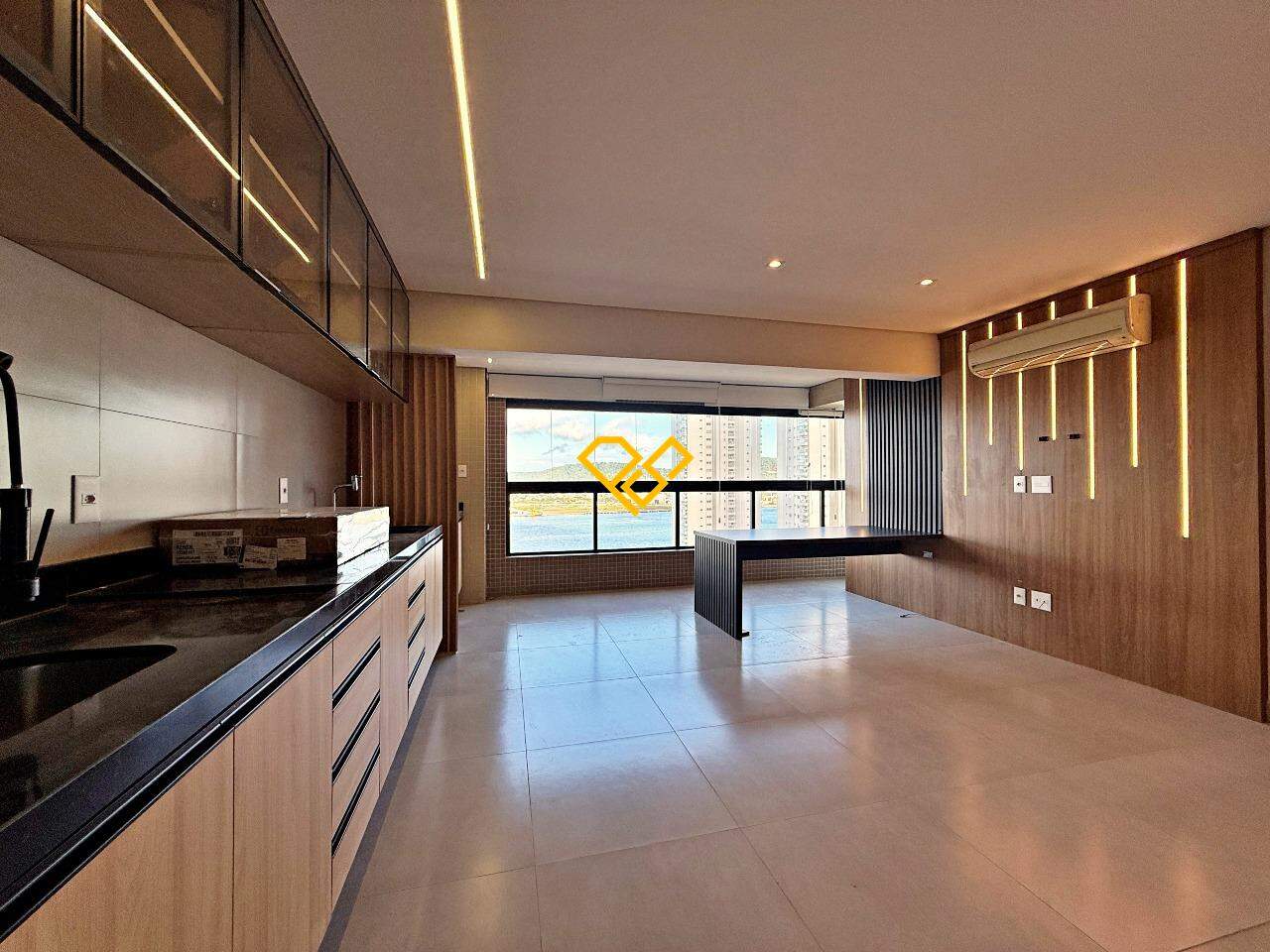 Apartamento à venda no Ponta da Praia: Sala e cozinha