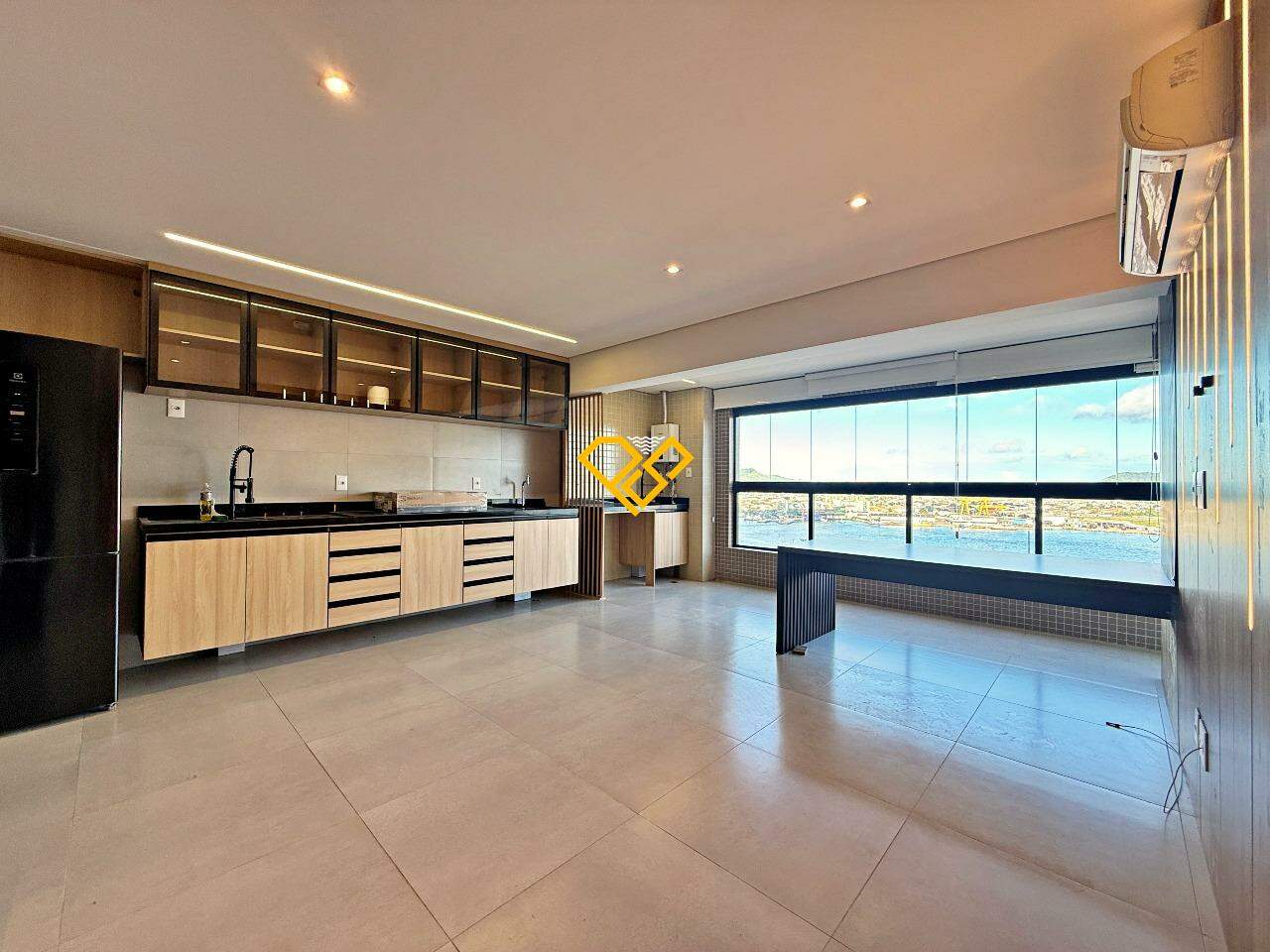 Apartamento à venda no Ponta da Praia: Sala e cozinha