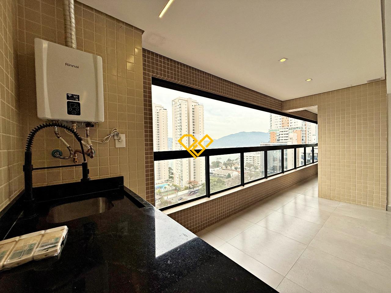 Apartamento à venda no Ponta da Praia: Sala, varanda e cozinha