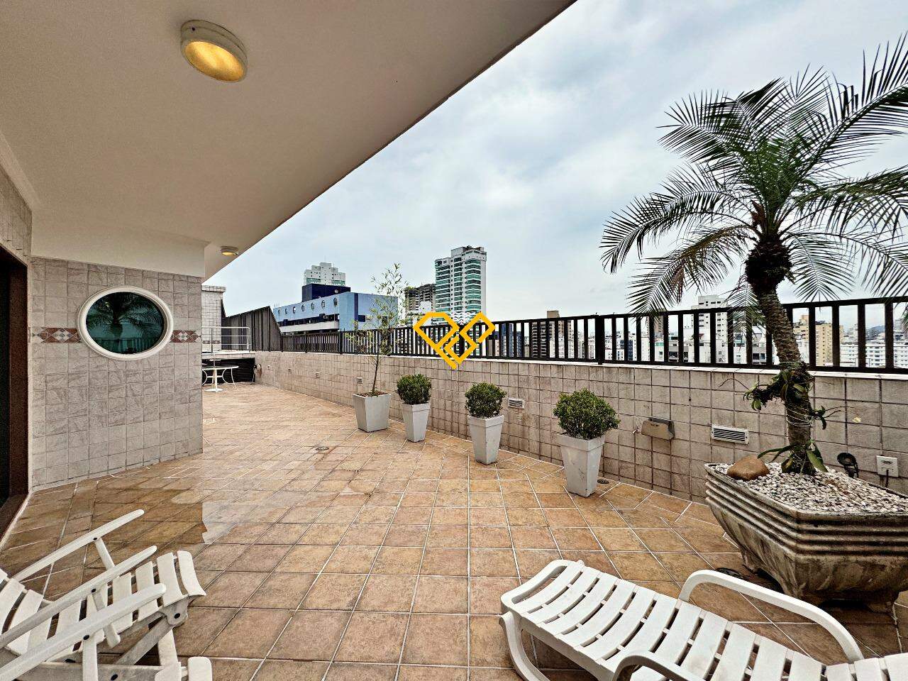 Cobertura à venda no Ponta da Praia: 