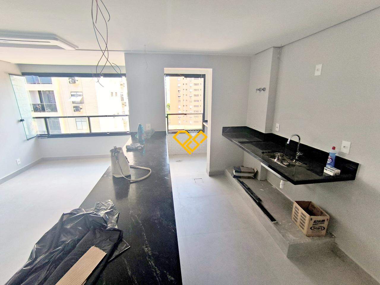Apartamento à venda no Ponta da Praia: Sala e cozinha