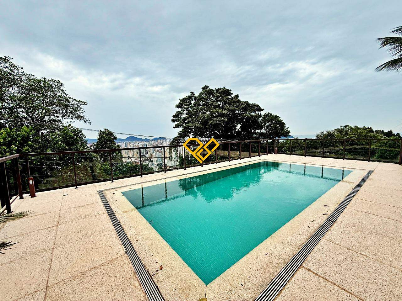 Casa à venda no Santa Terezinha: Piscina
