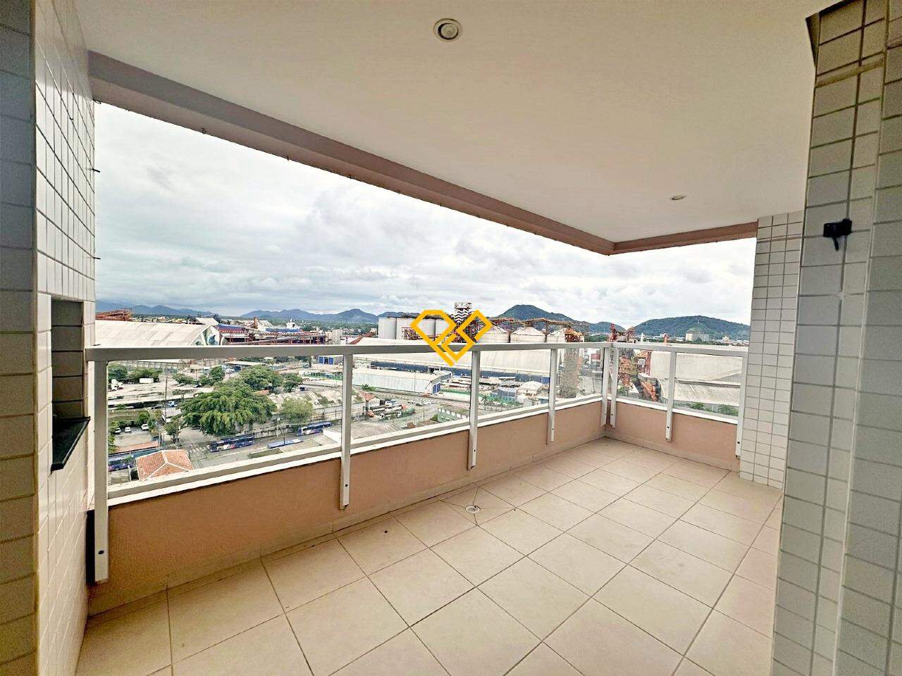 Apartamento para aluguel no Ponta da Praia: Varanda com churrasqueira
