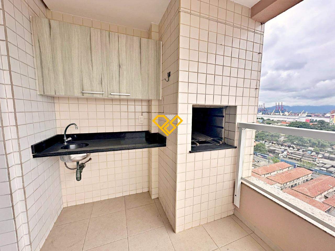 Apartamento para aluguel no Ponta da Praia: Varanda com churrasqueira